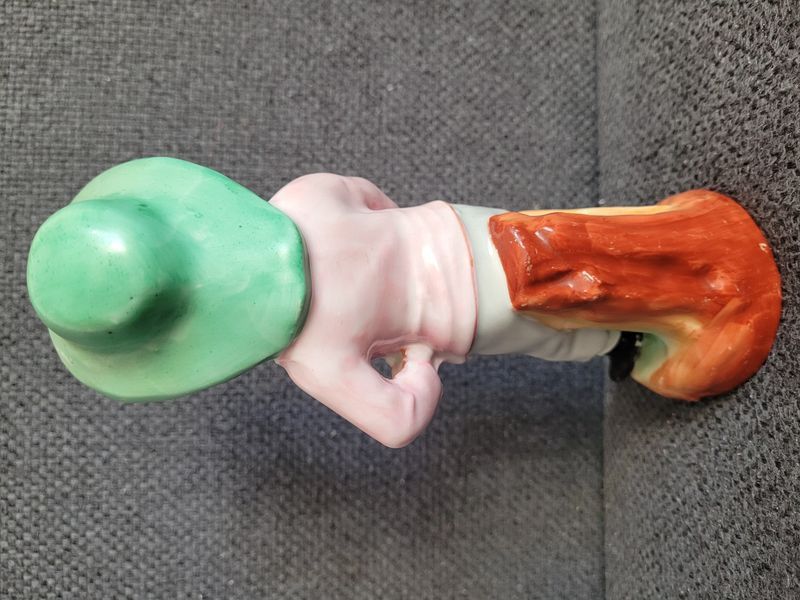 Drezdai porcel&aacute;n figura &bdquo;Fi&uacute; evezővel&rdquo;, Conta & Boehme