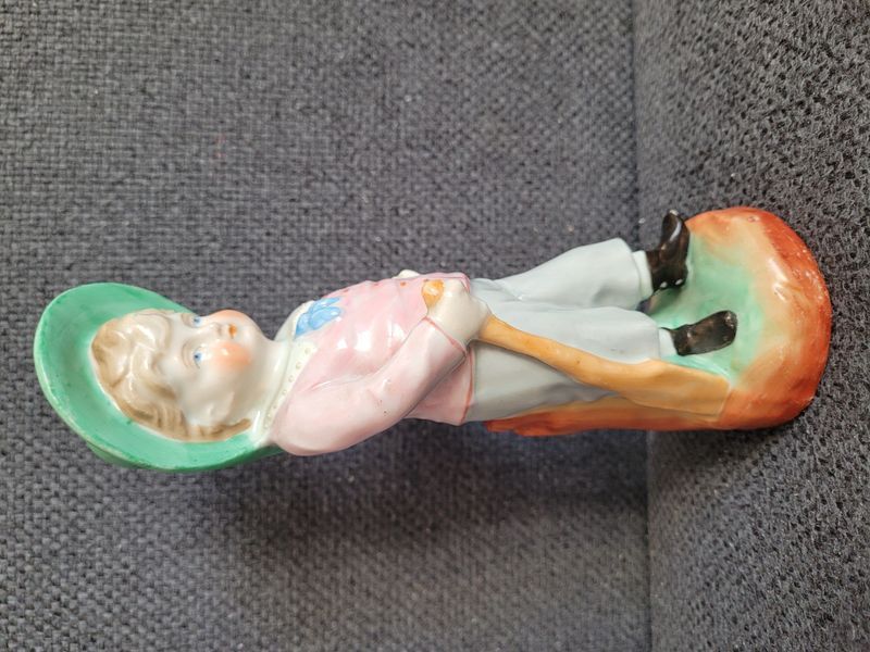Drezdai porcel&aacute;n figura &bdquo;Fi&uacute; evezővel&rdquo;, Conta & Boehme