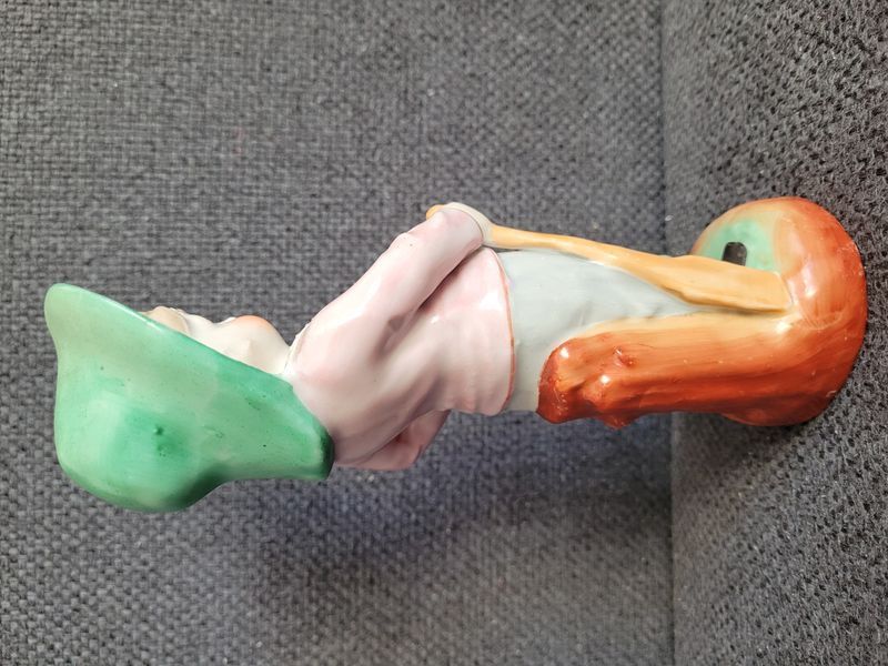 Drezdai porcel&aacute;n figura &bdquo;Fi&uacute; evezővel&rdquo;, Conta & Boehme