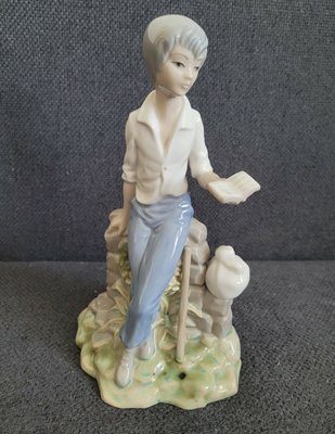 Tengra Figurine "A girl at a rest stop"