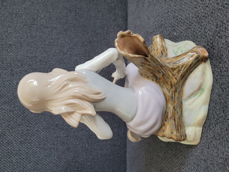 Porcel&aacute;nov&aacute; figurka Tengra &bdquo;D&iacute;vka s veverkou&ldquo; &Scaron;panělsko