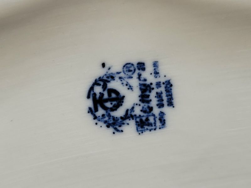 Porcel&aacute;nov&aacute; figurka Tengra &bdquo;D&iacute;vka s veverkou&ldquo; &Scaron;panělsko