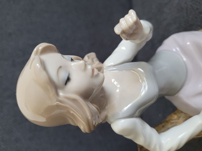 Porcel&aacute;nov&aacute; figurka Tengra &bdquo;D&iacute;vka s veverkou&ldquo; &Scaron;panělsko