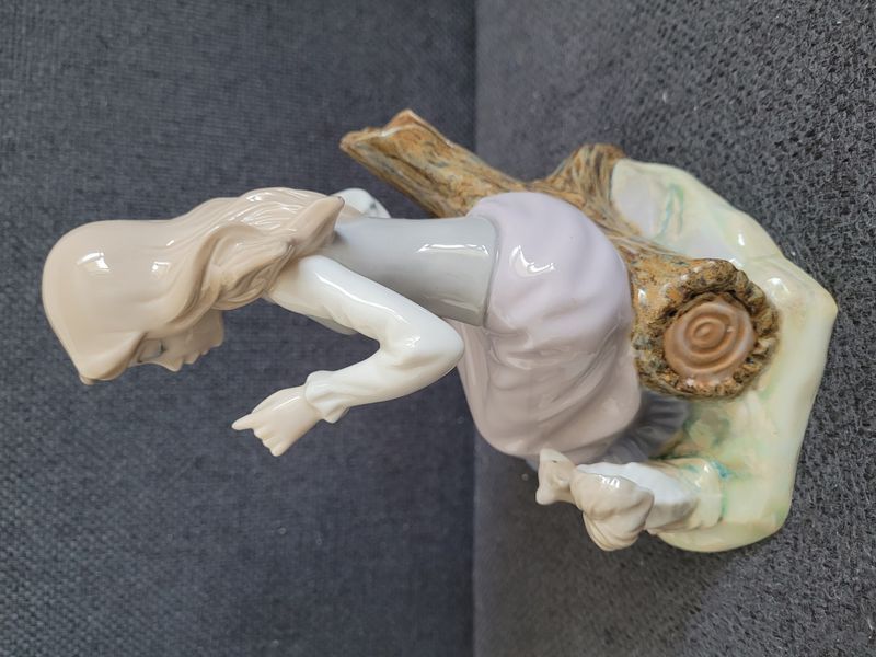 Porcel&aacute;nov&aacute; figurka Tengra &bdquo;D&iacute;vka s veverkou&ldquo; &Scaron;panělsko