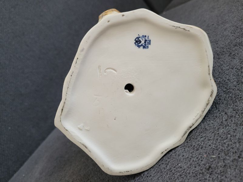 Porcel&aacute;nov&aacute; figurka Tengra &bdquo;D&iacute;vka s veverkou&ldquo; &Scaron;panělsko