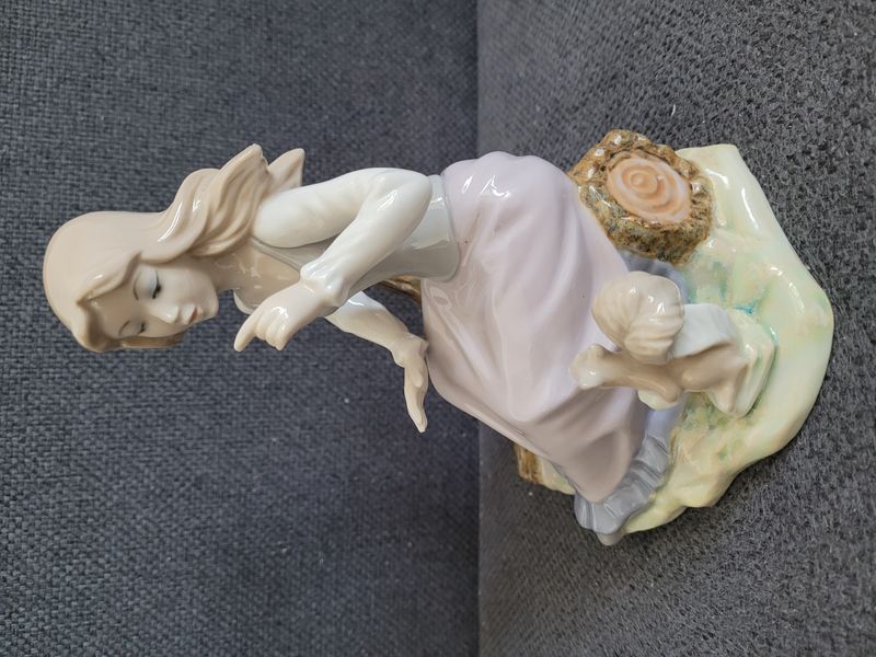 Porcel&aacute;nov&aacute; figurka Tengra &bdquo;D&iacute;vka s veverkou&ldquo; &Scaron;panělsko