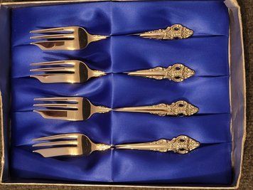 Vintage ONEIDA fruit forks 4 pieces in the original box