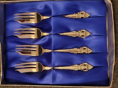 Vintage ONEIDA fruit forks 4 pieces in the original box