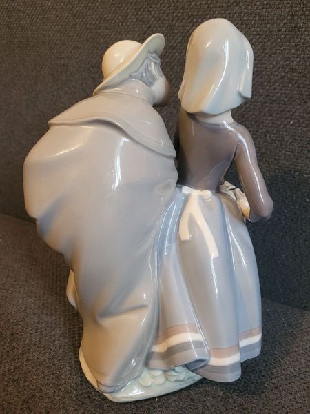 Erster Kuss von Lladro Nr. 1188 &bdquo;First Kiss&ldquo; | Porzellanfigur | Spanien