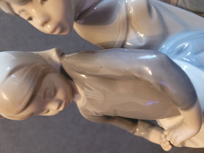Erster Kuss von Lladro Nr. 1188 &bdquo;First Kiss&ldquo; | Porzellanfigur | Spanien