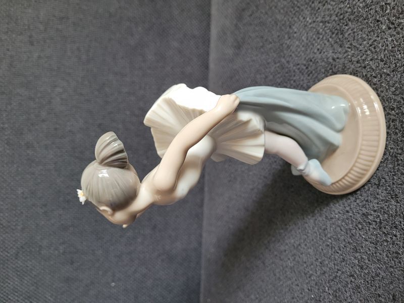 Porcel&aacute;nov&aacute; figurka NAO by Lladr&oacute; &bdquo;My First Bow&ldquo; č. 1150