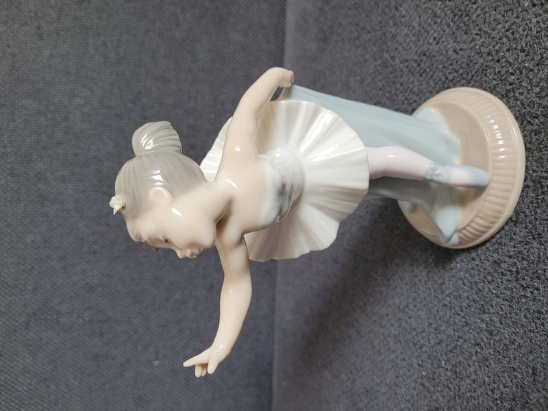 Porcel&aacute;nov&aacute; figurka NAO by Lladr&oacute; &bdquo;My First Bow&ldquo; č. 1150