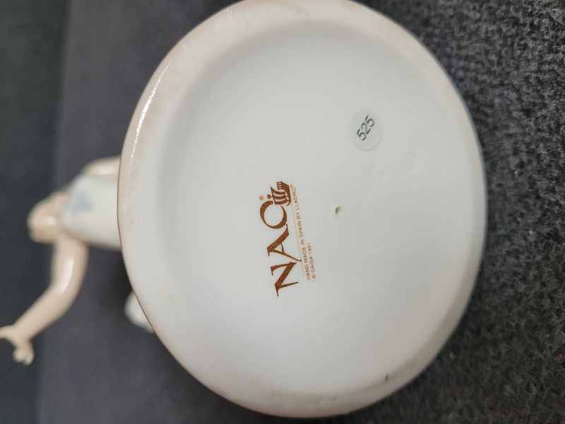 Porcel&aacute;nov&aacute; figurka NAO by Lladr&oacute; &bdquo;My First Bow&ldquo; č. 1150