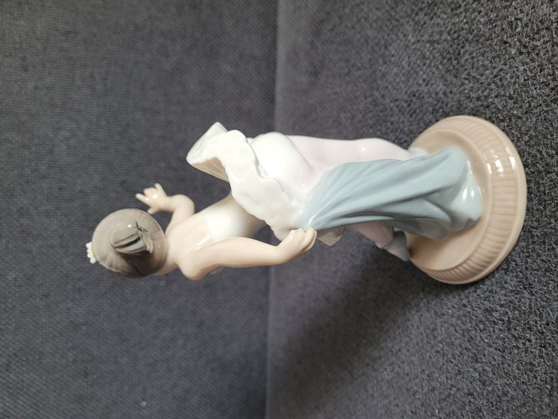 Porcel&aacute;nov&aacute; figurka NAO by Lladr&oacute; &bdquo;My First Bow&ldquo; č. 1150