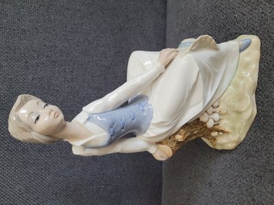 Tengra Figurine "The dreaming girl"