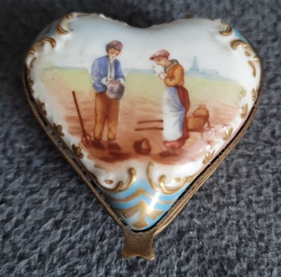 Antique rare Meissen pill box from the middle of the 19th century