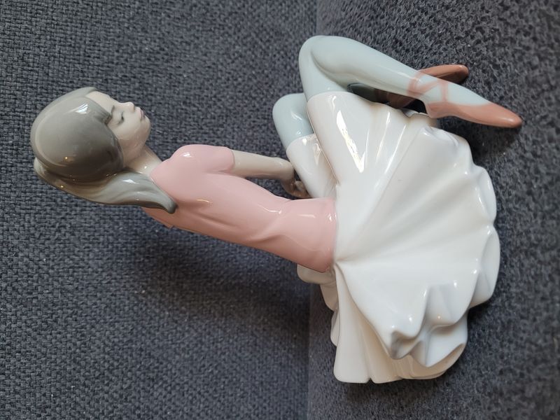 Lladro Porcelain Figurine &ldquo;Shelly&rdquo; No.1357 &mdash; Ballerina Collectible