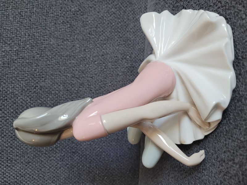 Lladro Porcelain Figurine &ldquo;Shelly&rdquo; No.1357 &mdash; Ballerina Collectible