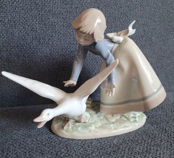 Lladro Porzellanfigur &bdquo;Wild Goose Chase&ldquo; Nr. 5553 &mdash; M&auml;dchen mit Gans, Sammlermodell