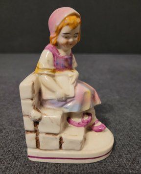 Vintage porcel&aacute;nov&aacute; zar&aacute;žka na knihy 30. l&eacute;ta D&iacute;vka s knihou