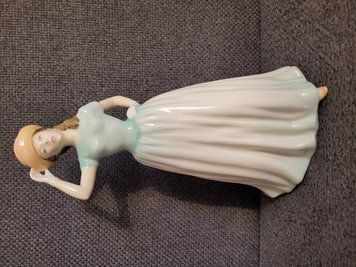 Royal Doulton &bdquo;Boldog sz&uuml;let&eacute;snapot 2001&rdquo; női figura, HN 4308