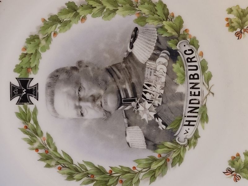 Rare World War I patriotic plate, porcelain, with a portrait of Hindenburg