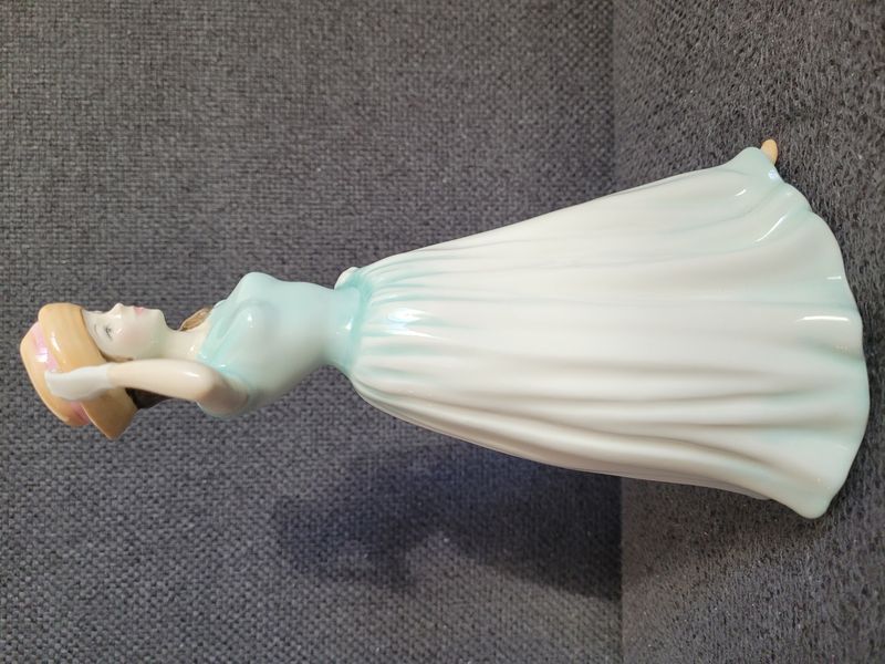 Figurka Royal Doulton "Happy Birthday 2001" HN 4308