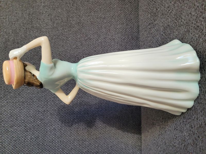 Figurka Royal Doulton "Happy Birthday 2001" HN 4308