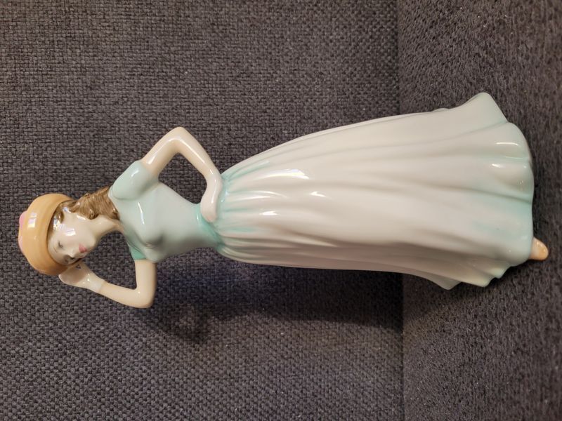 Figurka Royal Doulton "Happy Birthday 2001" HN 4308