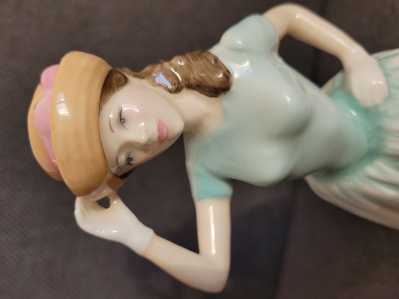 Figurka Royal Doulton "Happy Birthday 2001" HN 4308