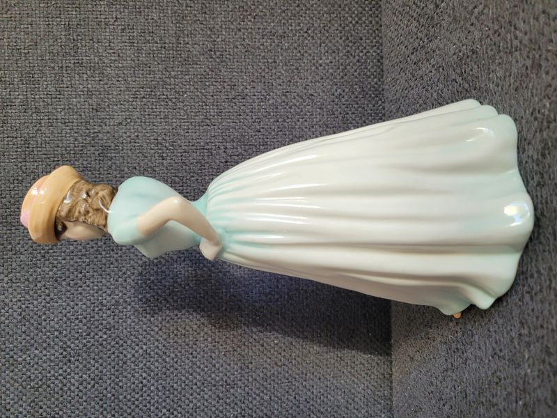 Figurka Royal Doulton "Happy Birthday 2001" HN 4308