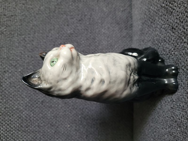 Beswick porcel&aacute;n figura &bdquo;&Uuml;lő macska felemelt fejjel&rdquo; 1030-as modell