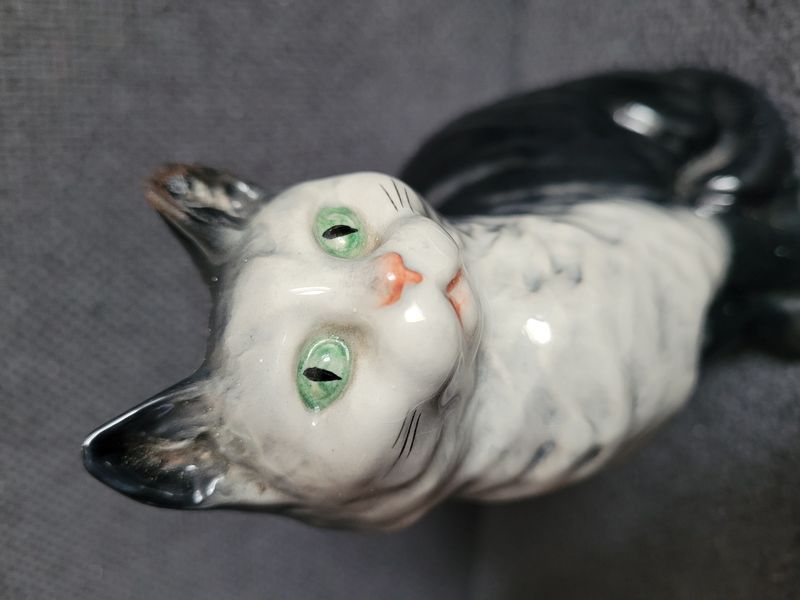 Beswick porcel&aacute;n figura &bdquo;&Uuml;lő macska felemelt fejjel&rdquo; 1030-as modell