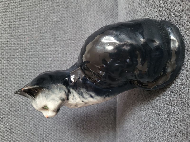Beswick porcel&aacute;n figura &bdquo;&Uuml;lő macska felemelt fejjel&rdquo; 1030-as modell