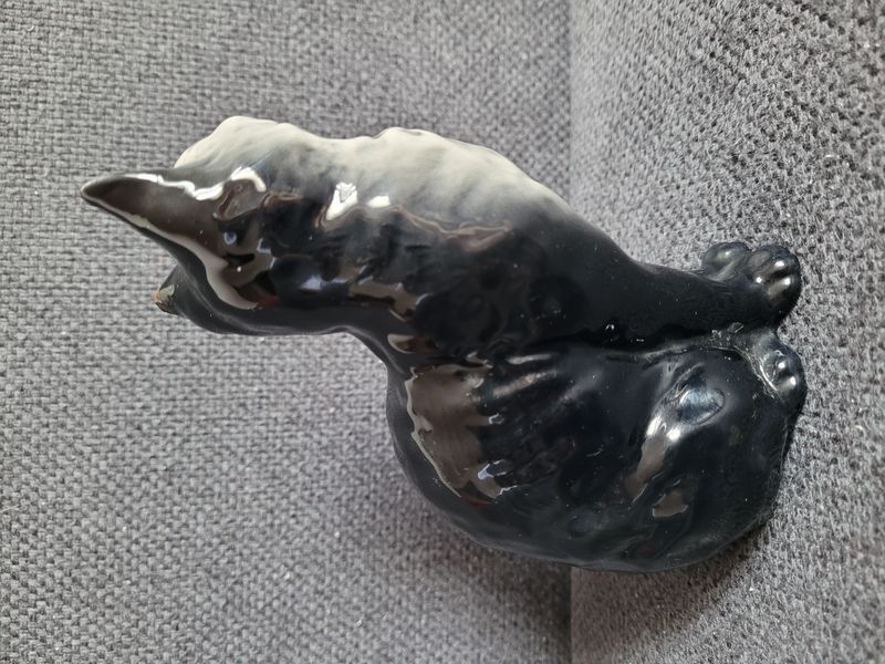 Beswick porcel&aacute;n figura &bdquo;&Uuml;lő macska felemelt fejjel&rdquo; 1030-as modell