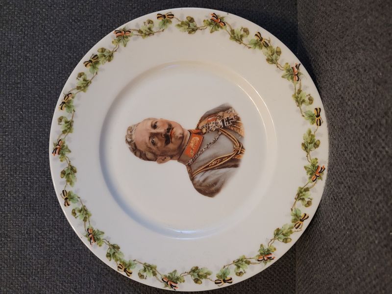 Rare World War I patriotic plate, porcelain, with a portrait of Kaiser Wilhelm II