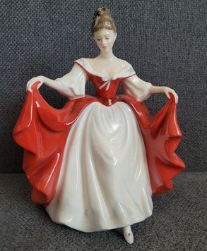 Porcel&aacute;nov&aacute; fig&uacute;rka &bdquo;Sara&ldquo; &mdash; Royal Doulton HN 2265