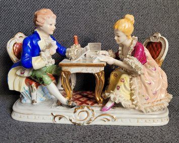 Kontinent&aacute;ln&iacute; porcel&aacute;nov&aacute; figurka Poezie a v&yacute;&scaron;ivka Viktori&aacute;nsk&yacute; p&aacute;r