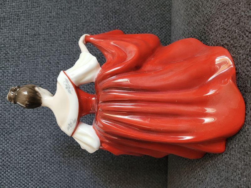 &bdquo;Sara&rdquo; porcel&aacute;nfigura &mdash; Royal Doulton HN 2265