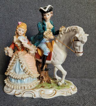 Vintage porcel&aacute;nov&aacute; figurka Jezdec a d&aacute;ma s věj&iacute;řem Viktori&aacute;nsk&aacute; sc&eacute;na