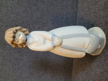Porcel&aacute;nov&aacute; figurka Zaphir (Nao Lladr&oacute;) D&iacute;vka s kabelkou &Scaron;panělsko