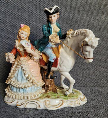 Vintage porcel&aacute;n figura Lovas f&eacute;rfi &eacute;s h&ouml;lgy legyezővel Viktori&aacute;nus jelenet