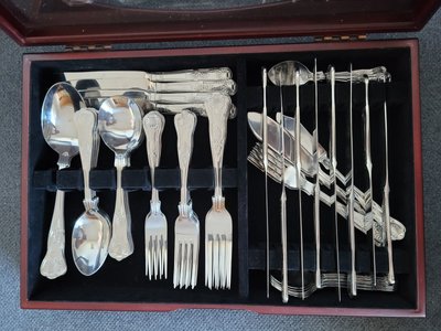 A beautiful set of cutlery in a mahogany box.