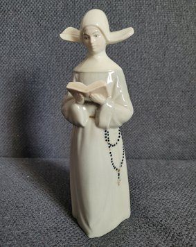 Figurine en porcelaine LEAN Religieuse avec livre de pri&egrave;res Espagne