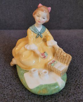Porcelain Figurine "Picnic" &mdash; Royal Doulton, HN2308
