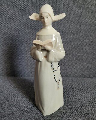 LEAN Porcelain Figurine Nun Reading Prayer Book Spain