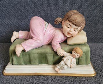Porcelanowa figurka Capodimonte &bdquo;Śpiąca dziewczynka&rdquo;