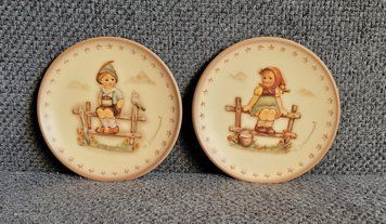 Para vintage dekoracyjnych porcelanowych talerzy Goebel M.J. Hummel