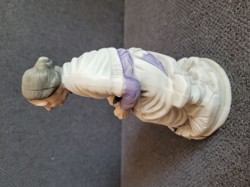 Figura vintage de cer&aacute;mica Ardco &laquo;Mujer mayor con cesta de frutas&raquo; Jap&oacute;n