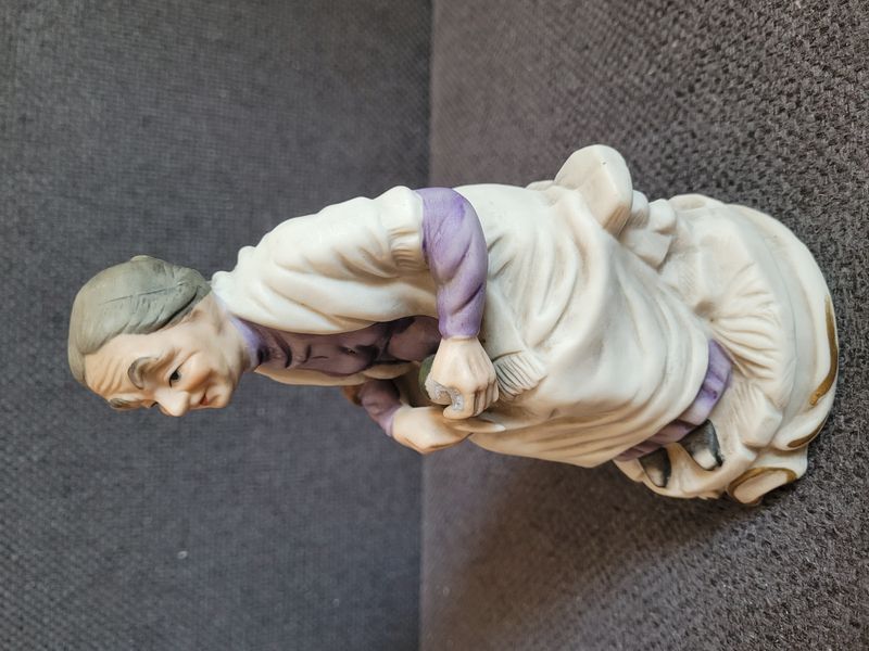 Figura vintage de cer&aacute;mica Ardco &laquo;Mujer mayor con cesta de frutas&raquo; Jap&oacute;n